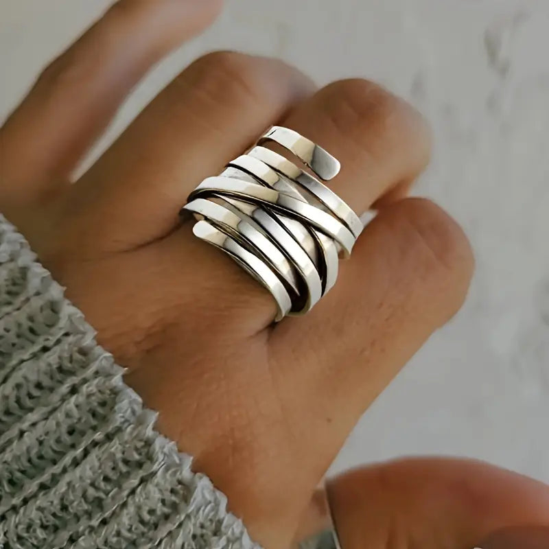 Markanter Silberring mit Schichten