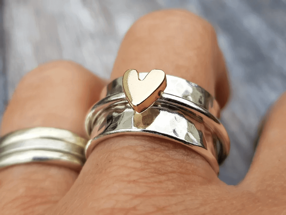 Silberring mit goldenem Herz