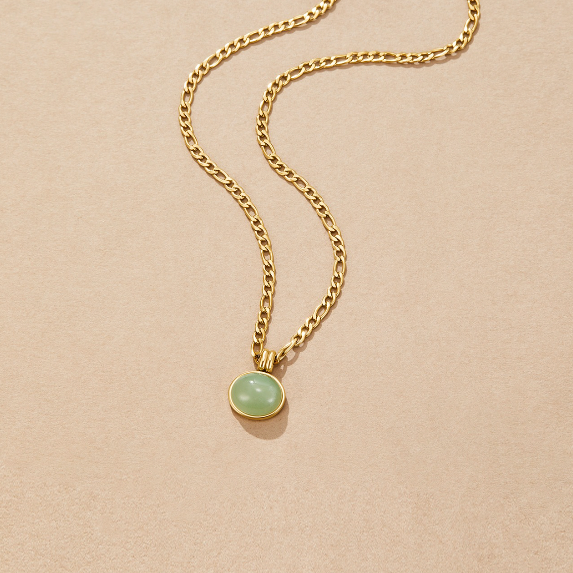 Elegante Goldkette mit Jade-Anhänger