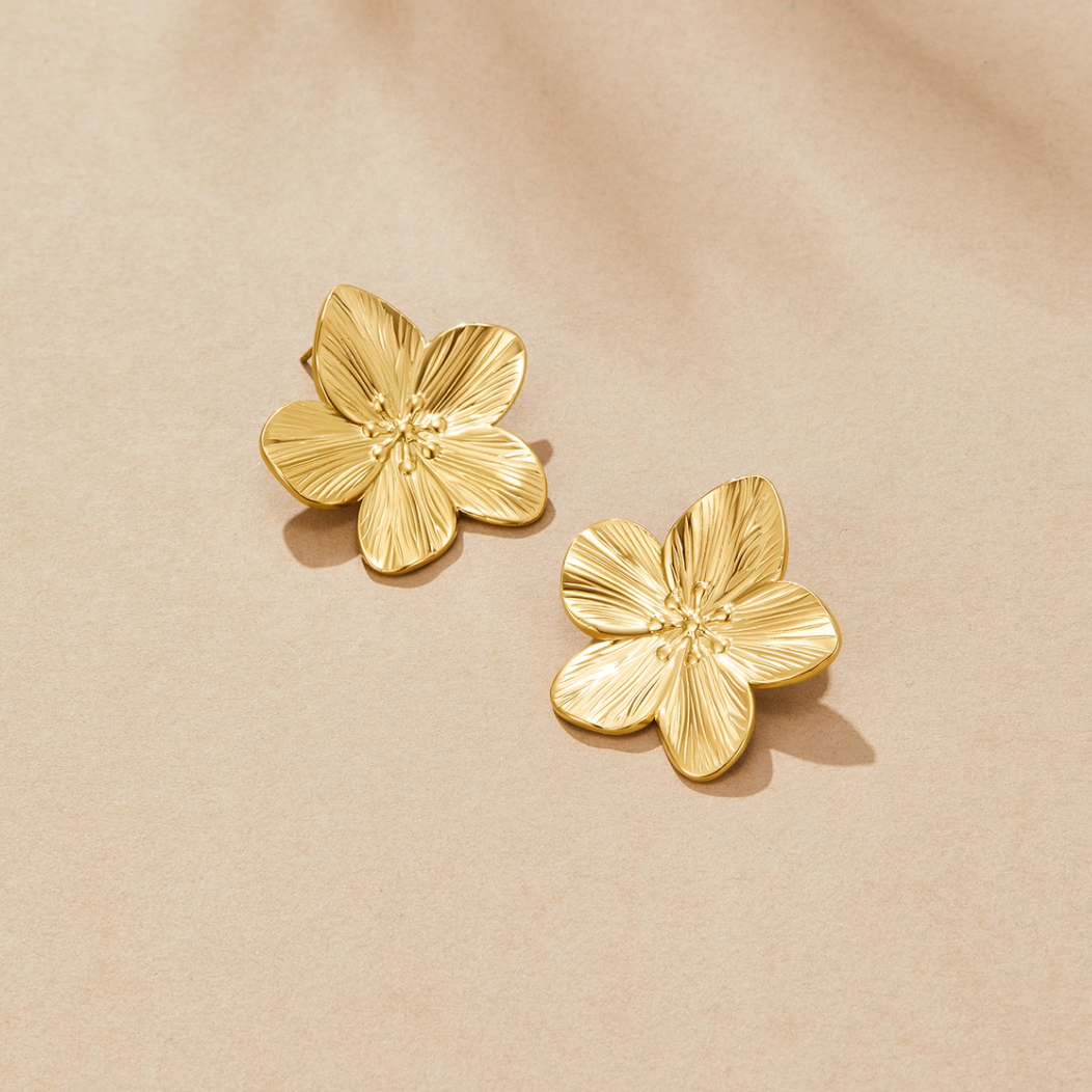 Goldene Blüten-Statement-Ohrringe