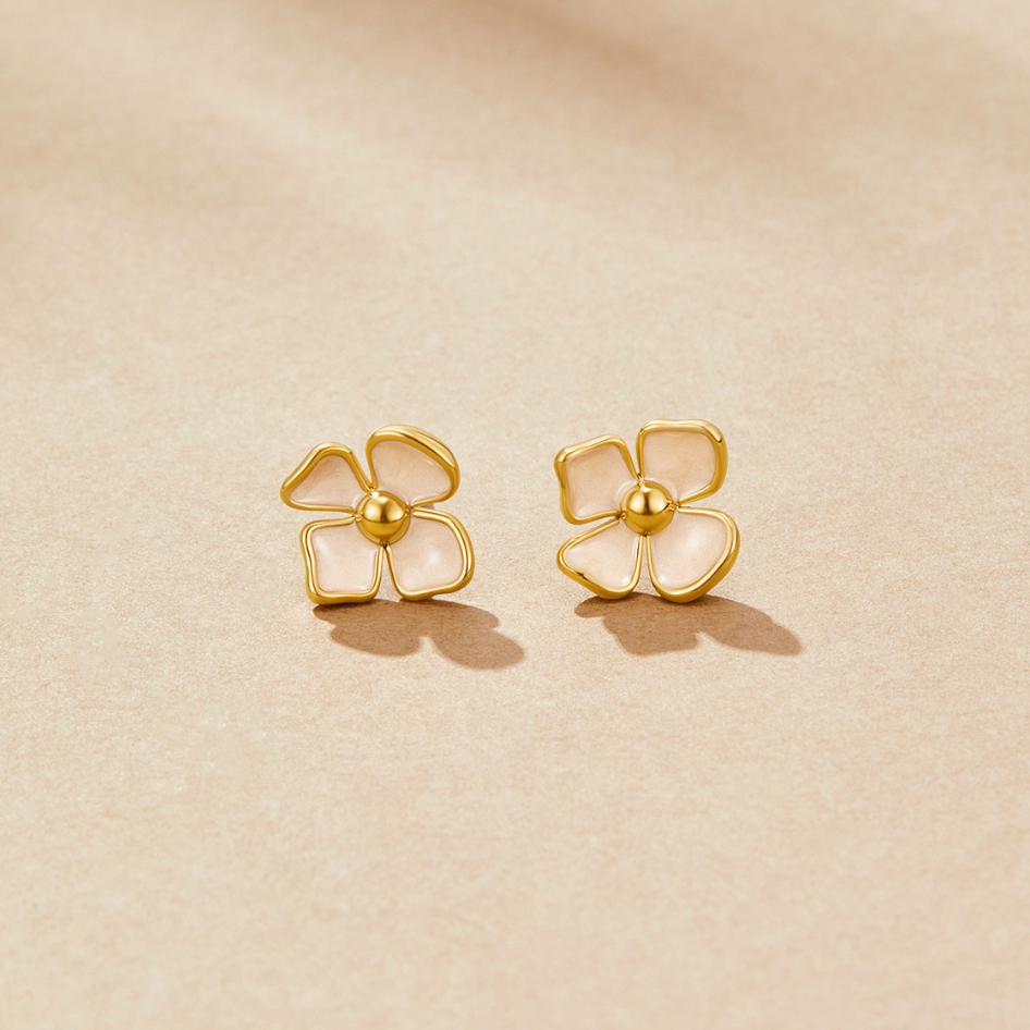 Zarte Blüten Ohrstecker in Gold