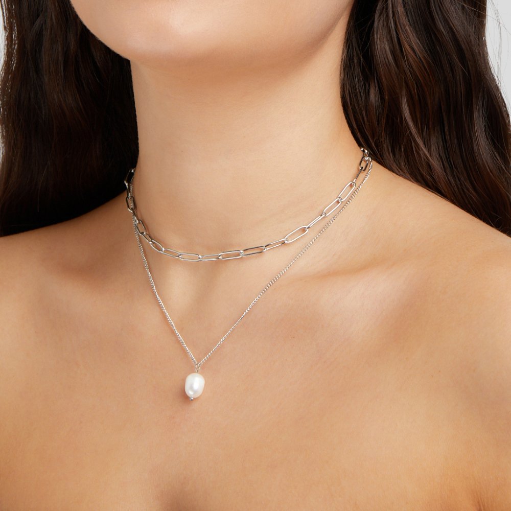 Silberne Perlen-Halskette im Layer-Look