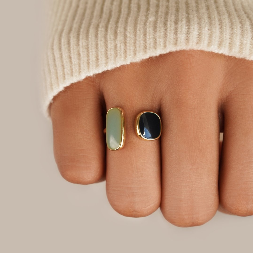 Goldener Wrap-Ring mit Doppelstein