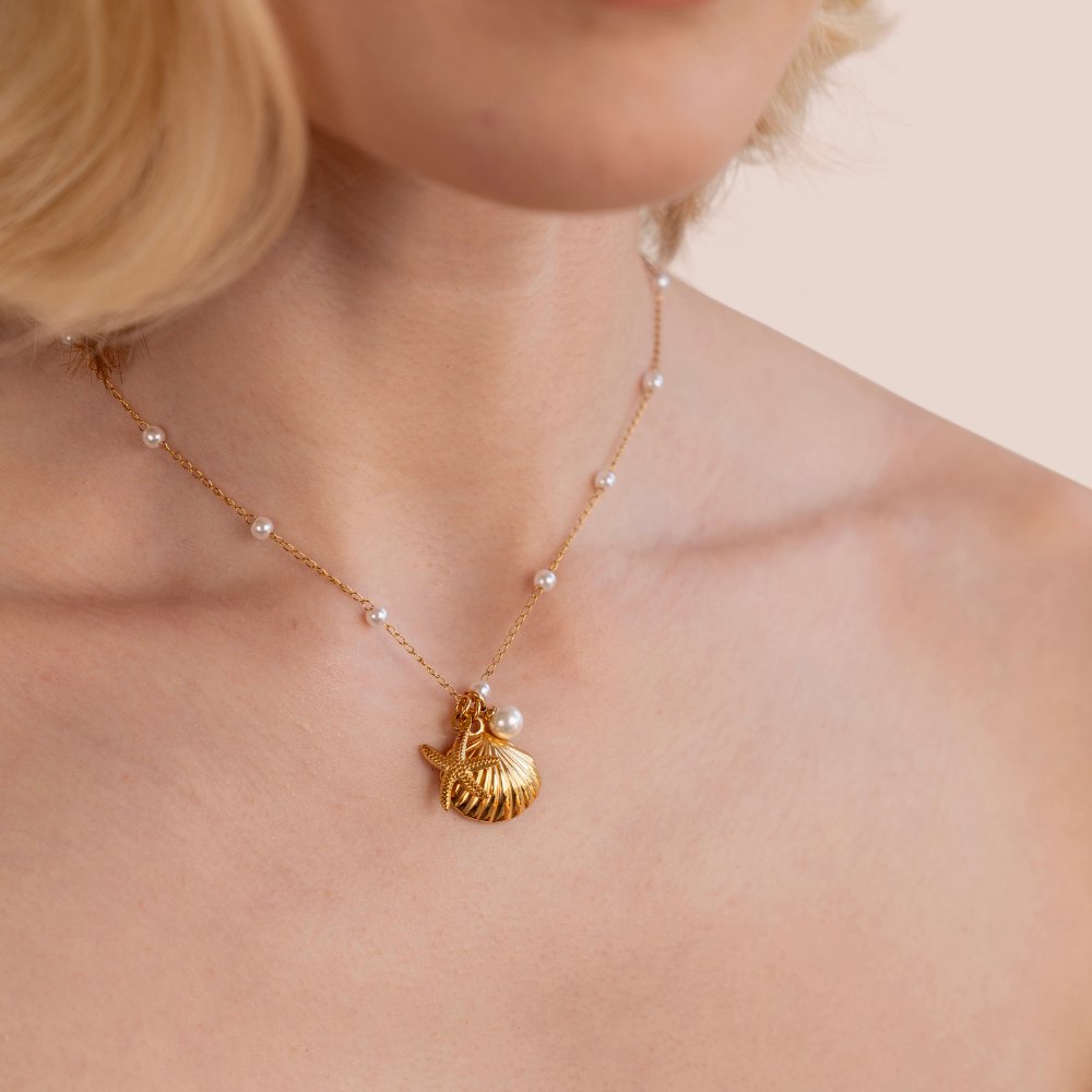 Goldene Halskette mit Muschel- und Seestern-Anhänger