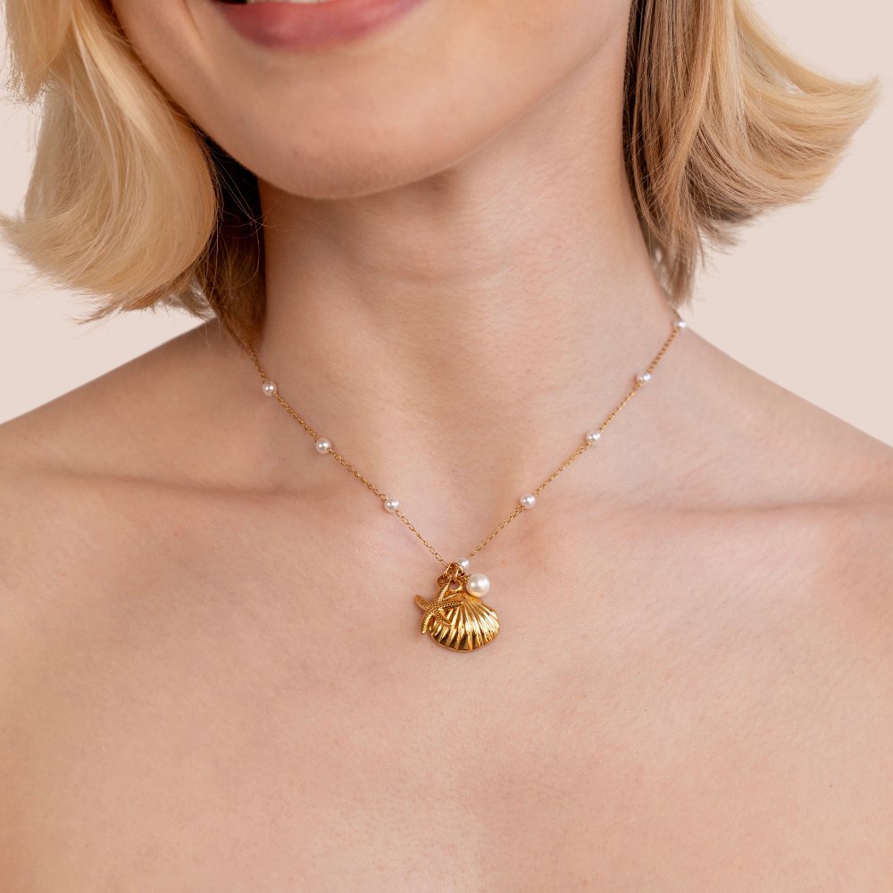 Goldene Halskette mit Muschel- und Seestern-Anhänger