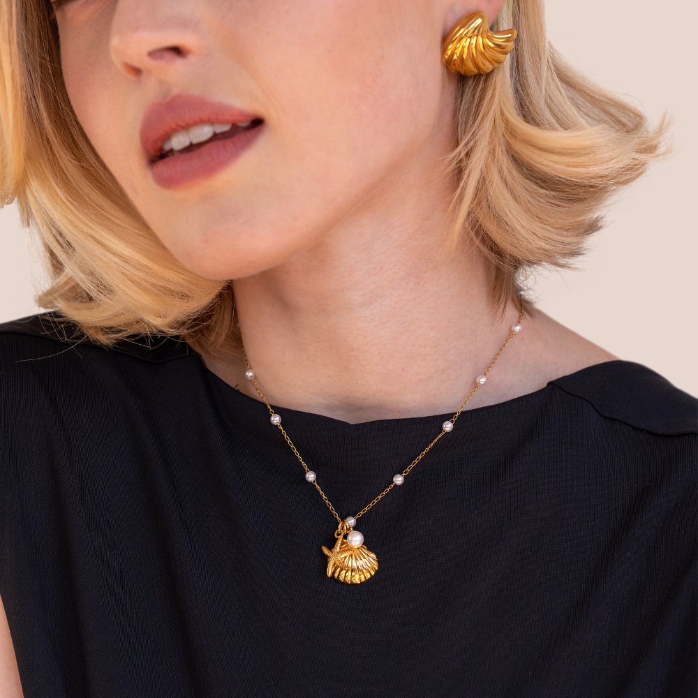 Goldene Halskette mit Muschel- und Seestern-Anhänger