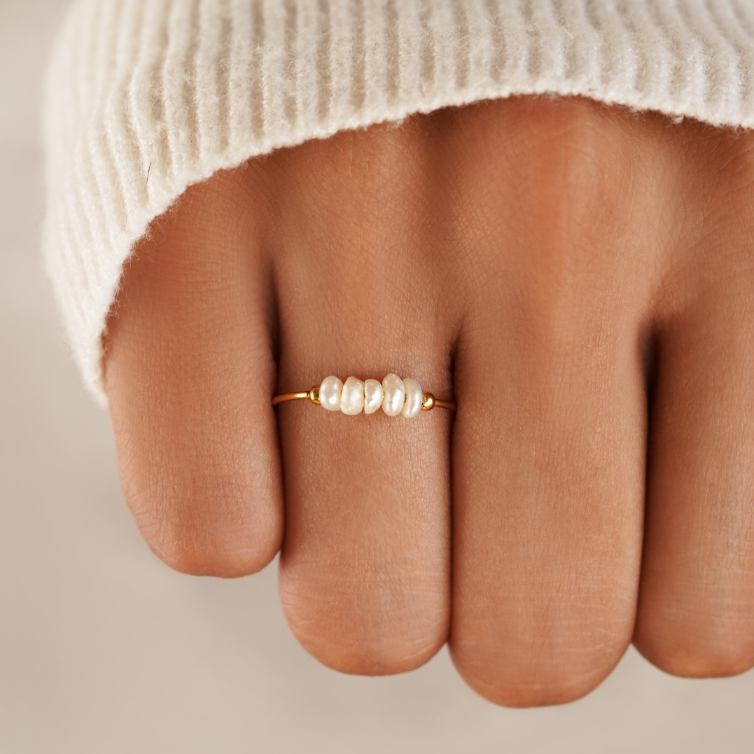 Minimalistischer Goldring mit Süßwasserperlen