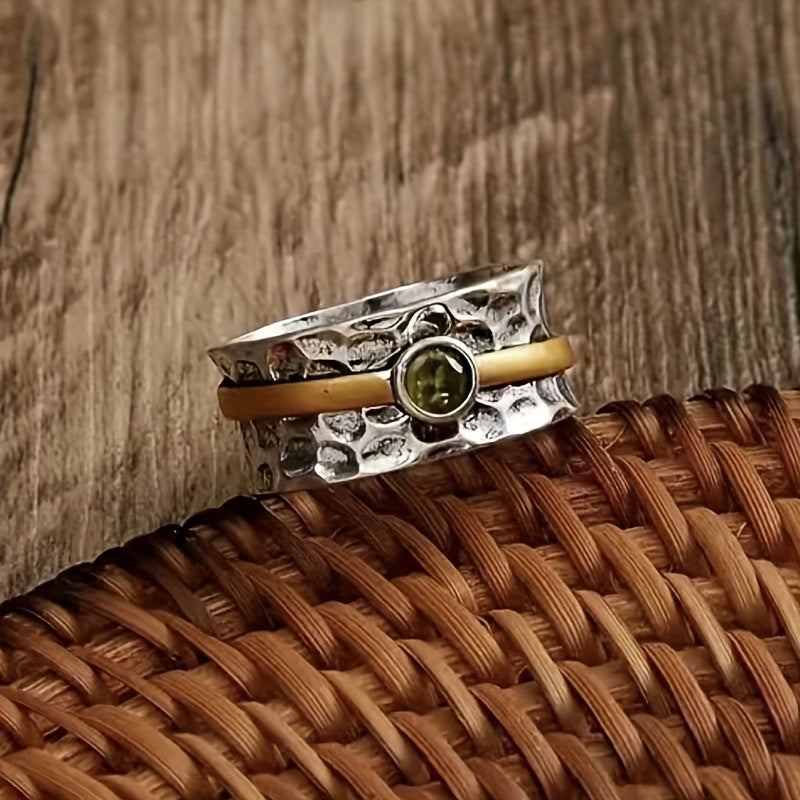 Rustikaler Zirkonia-Ring mit grünem Stein