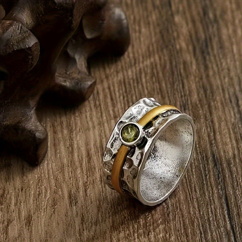 Rustikaler Zirkonia-Ring mit grünem Stein