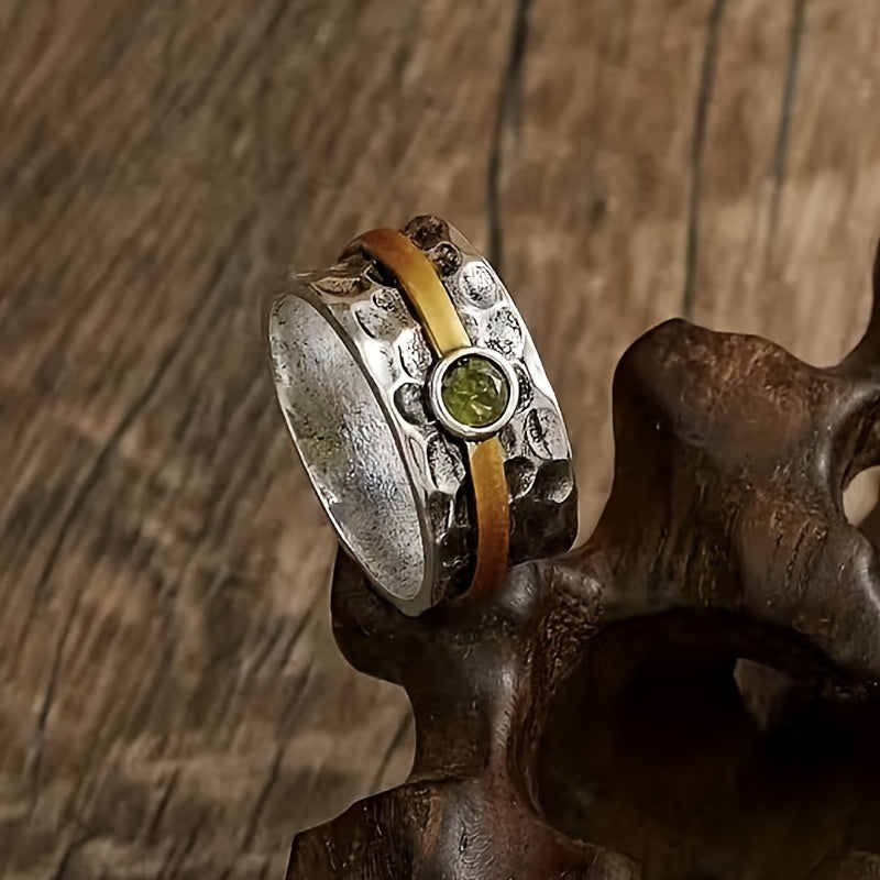 Rustikaler Zirkonia-Ring mit grünem Stein