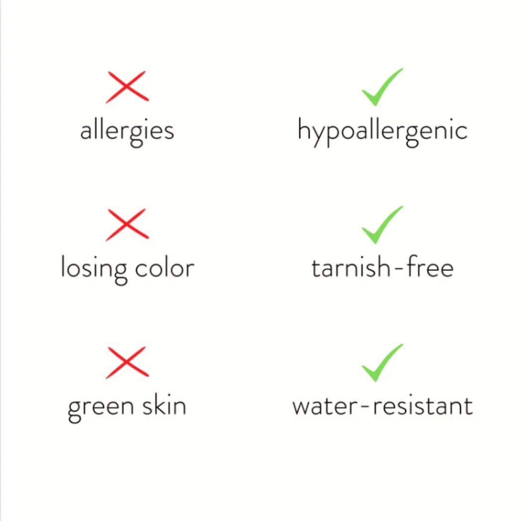 Goldene Halskette mit Kleinen Blumenanhängern