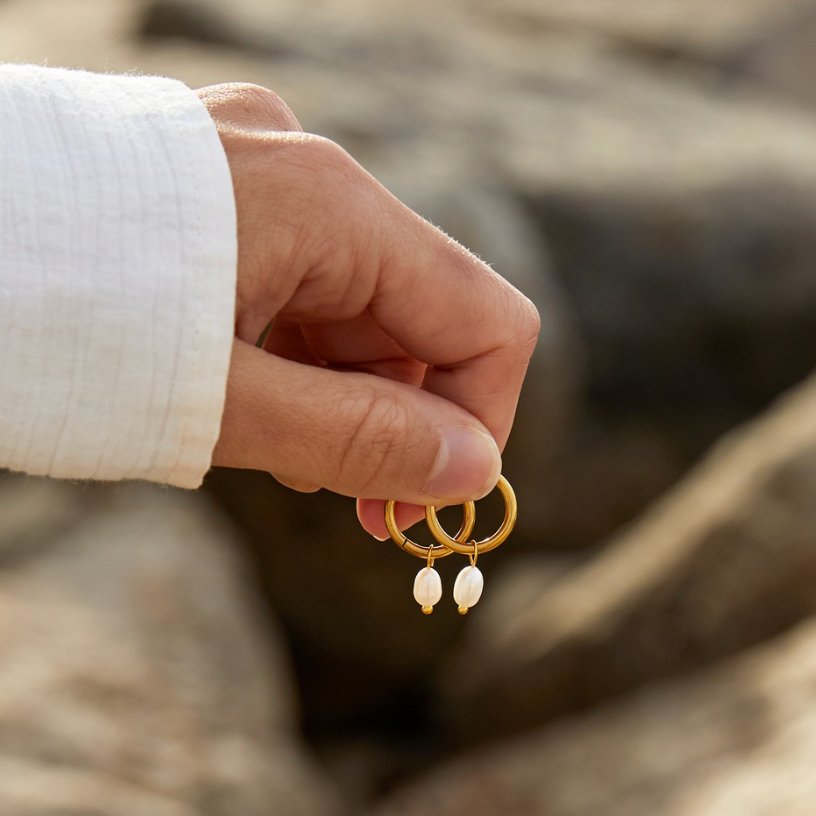 Goldene Creolen mit Süßwasserperlen