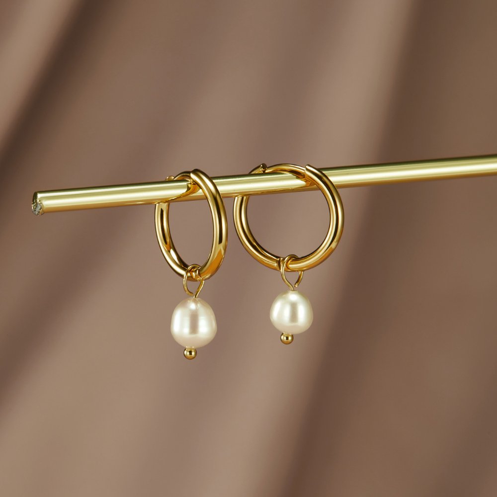 Goldene Creolen mit Süßwasserperlen