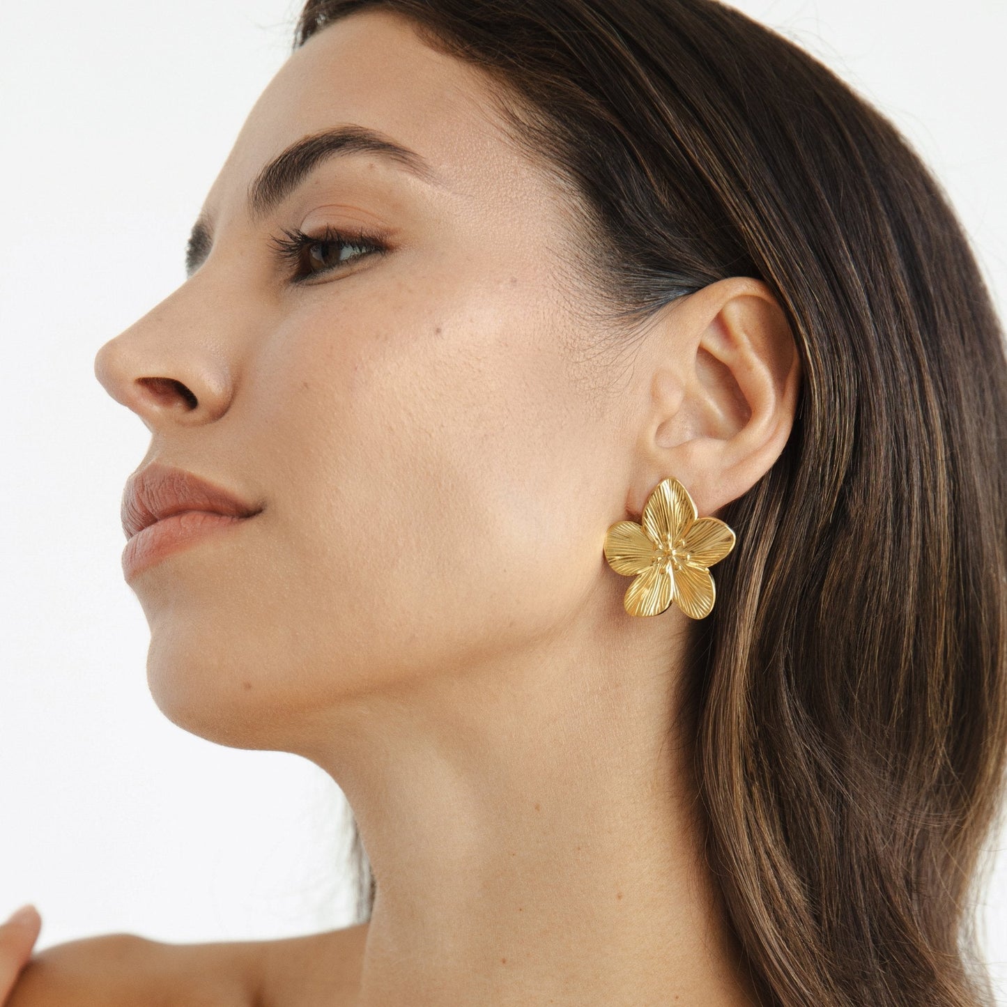 Goldene Blüten-Statement-Ohrringe