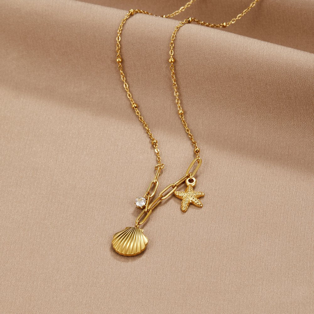 Goldene Halskette mit Muschel- und Seesternanhänger