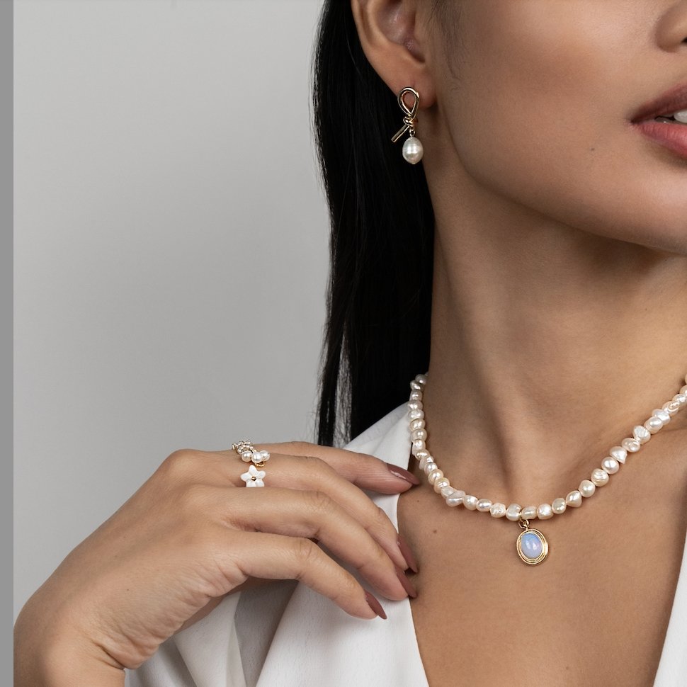 Elegante Knoten-Ohrringe mit Süßwasserperlen