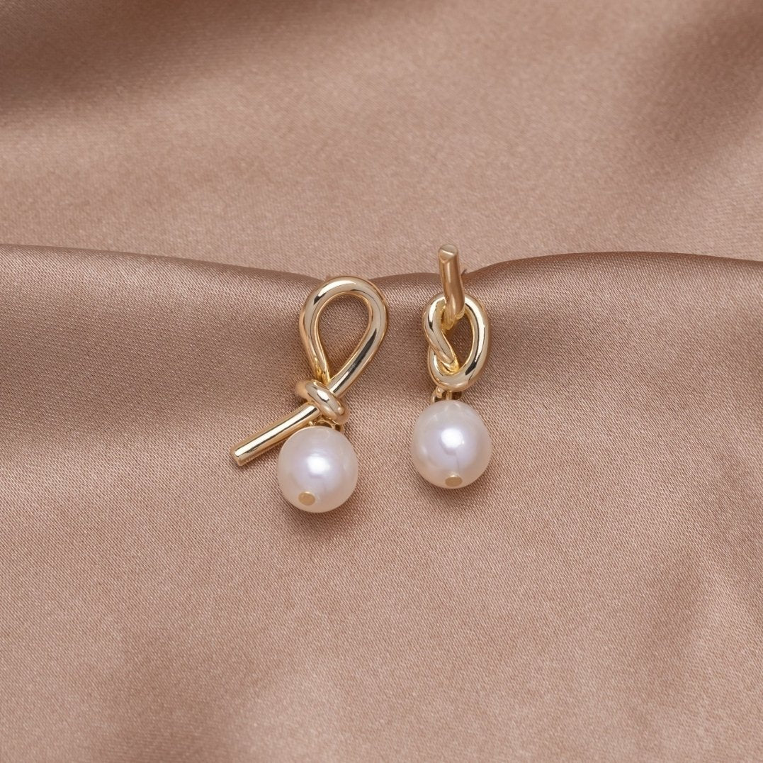 Elegante Knoten-Ohrringe mit Süßwasserperlen