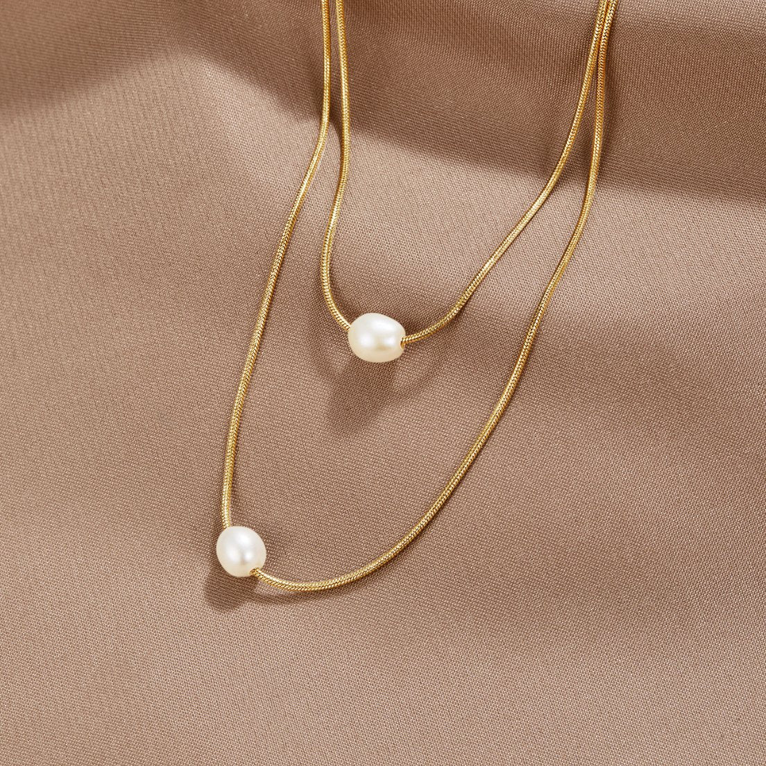 Goldene Doppelkette mit Süßwasserperlen