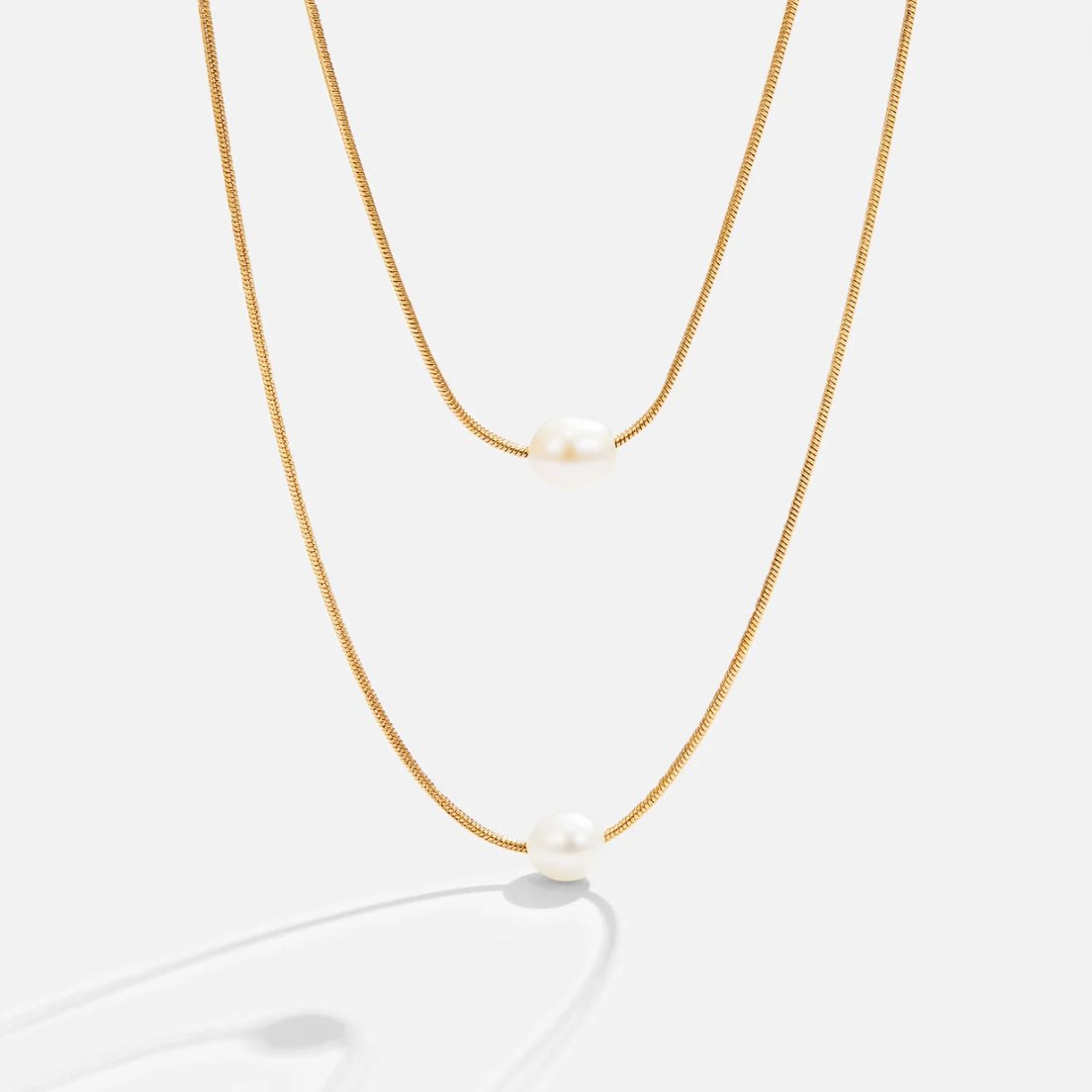 Goldene Doppelkette mit Süßwasserperlen