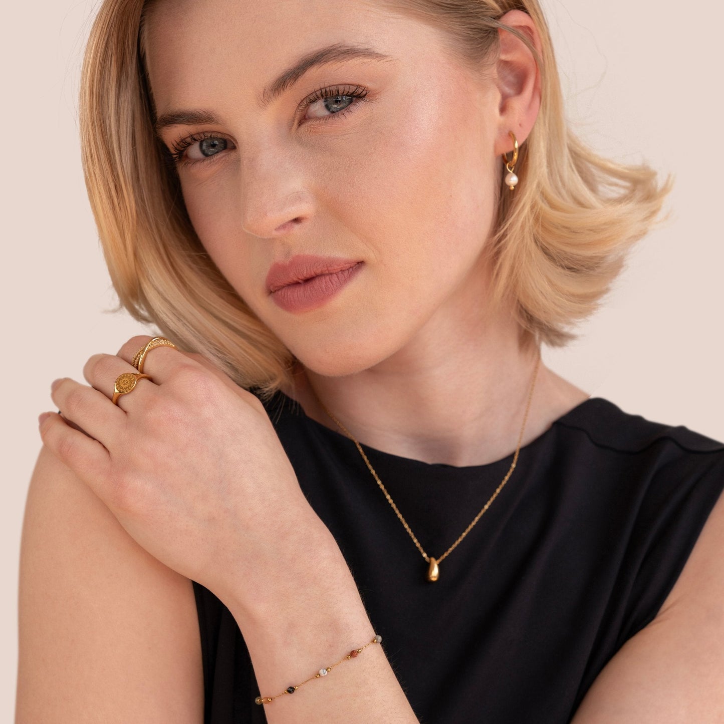 Farbenfrohes Edelstein-Armband in Gold
