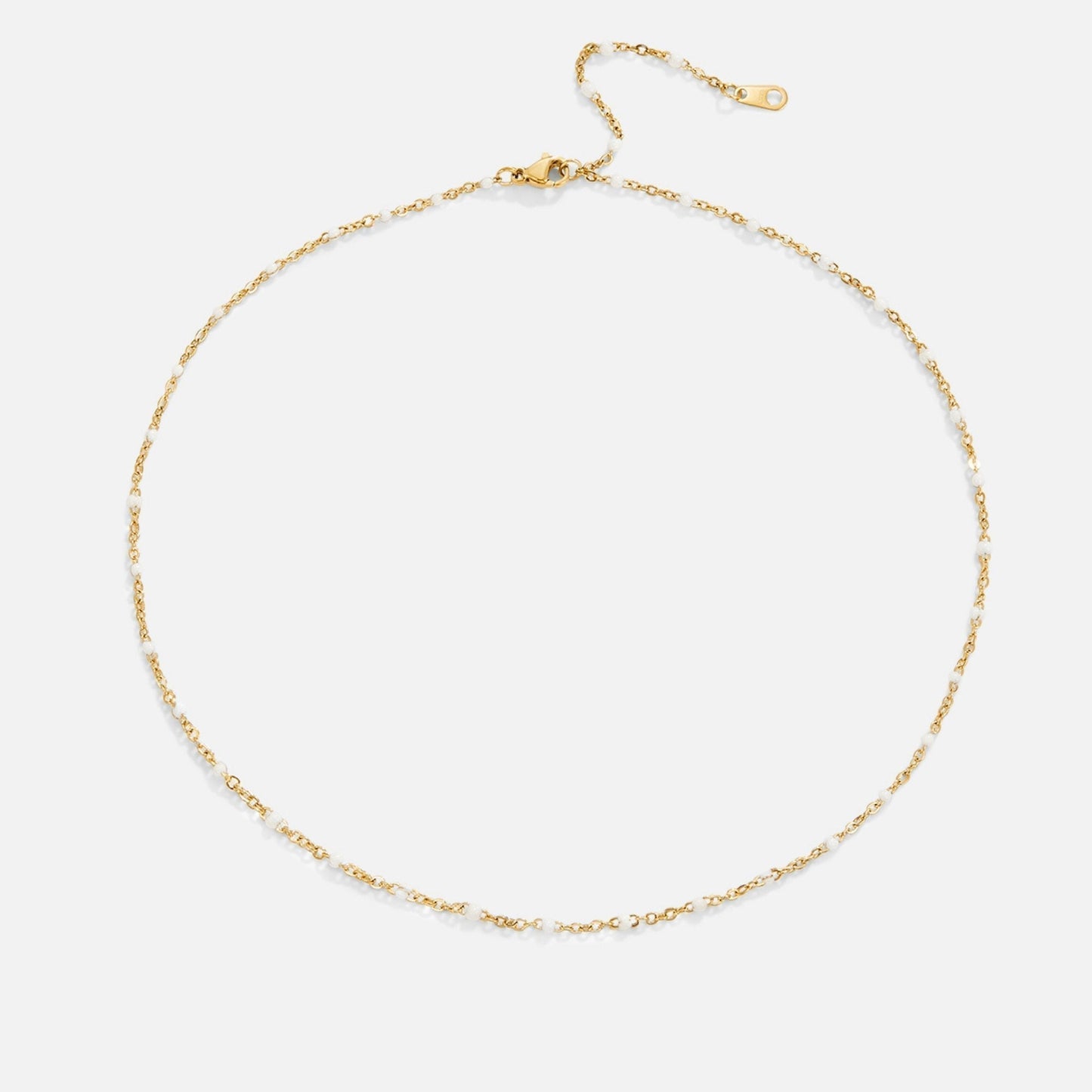 Zarte Goldkette mit weißen Perlen