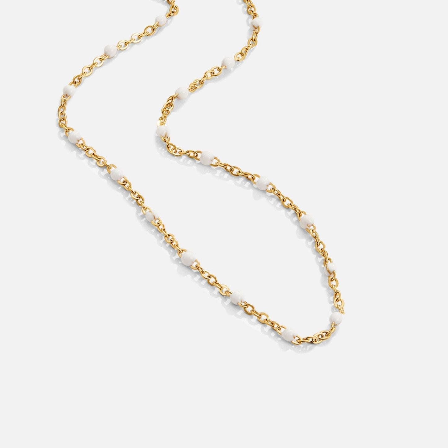 Zarte Goldkette mit weißen Perlen