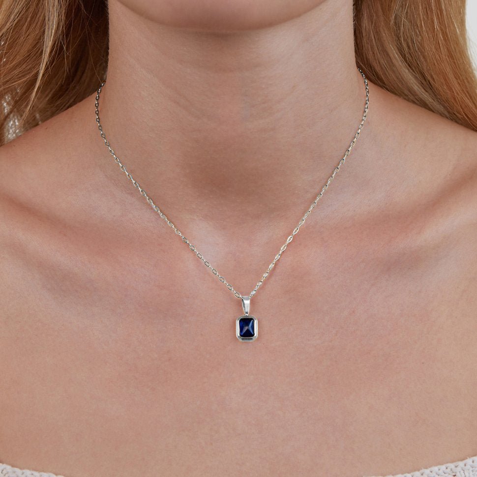 Strahlende Halskette mit Ozeanblauem Kristall