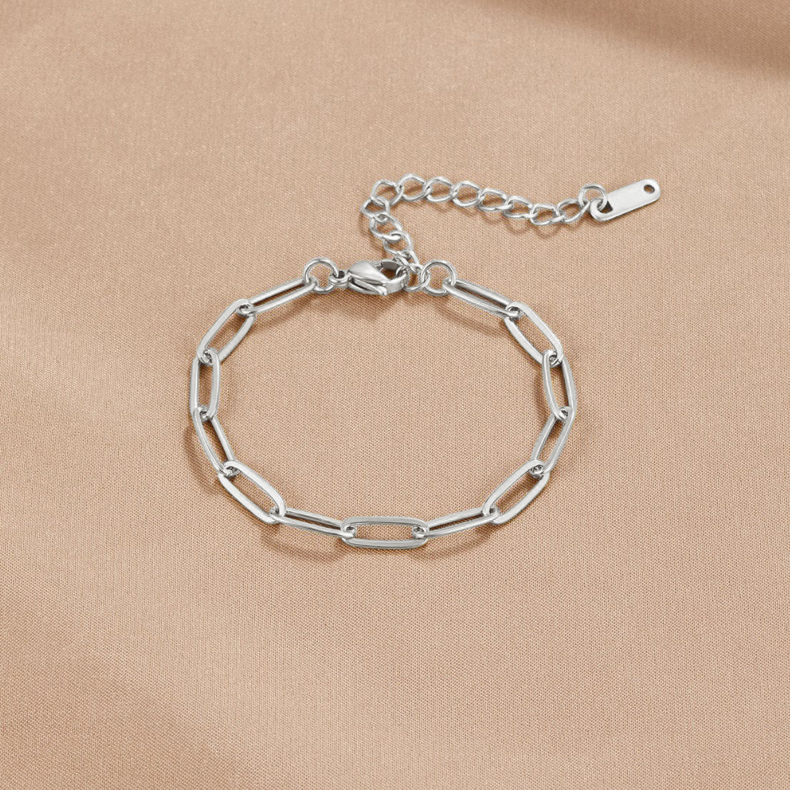 Modernes Gliederarmband im Büroklammer-Stil