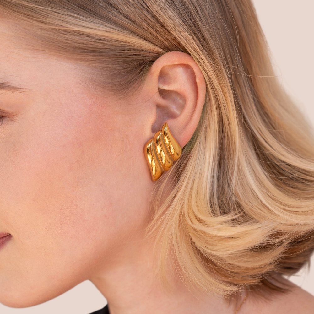 Elegante Skulptur-Ohrstecker in Gold