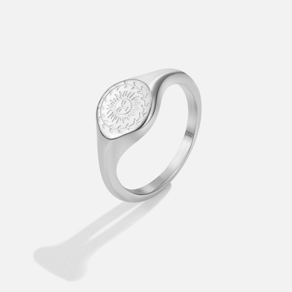 Silberring mit Sonnen-Emblem
