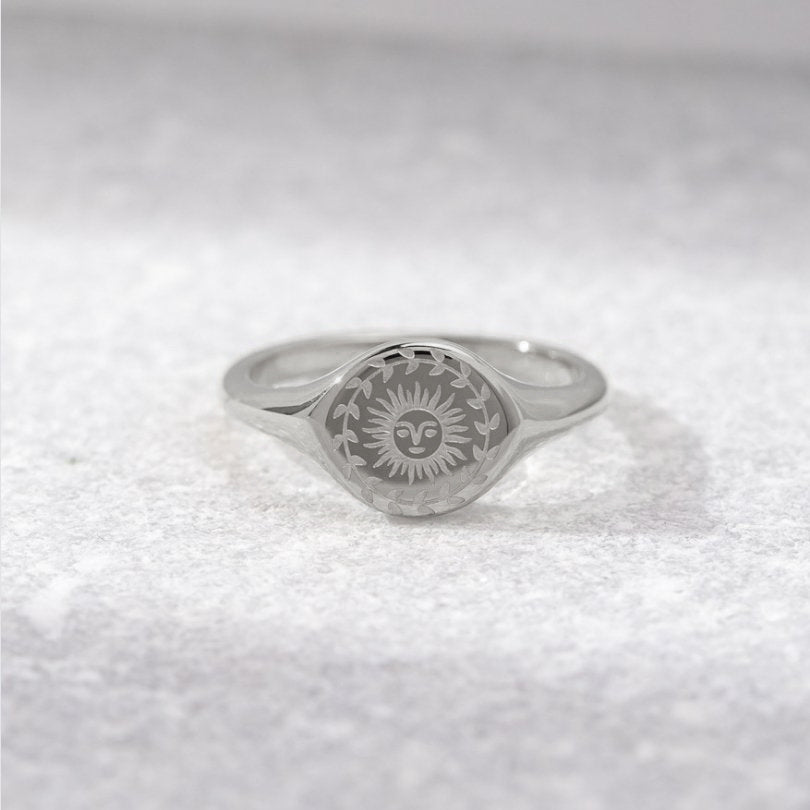 Silberring mit Sonnen-Emblem