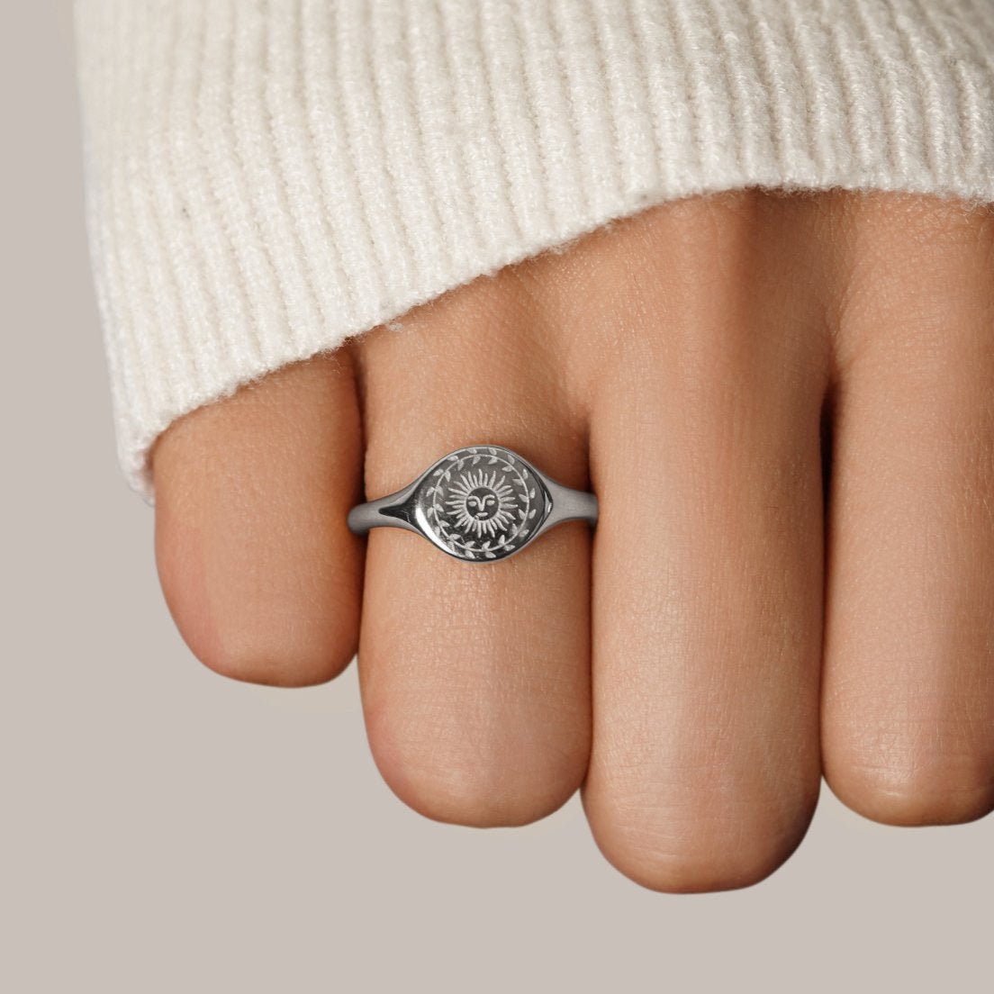 Silberring mit Sonnen-Emblem