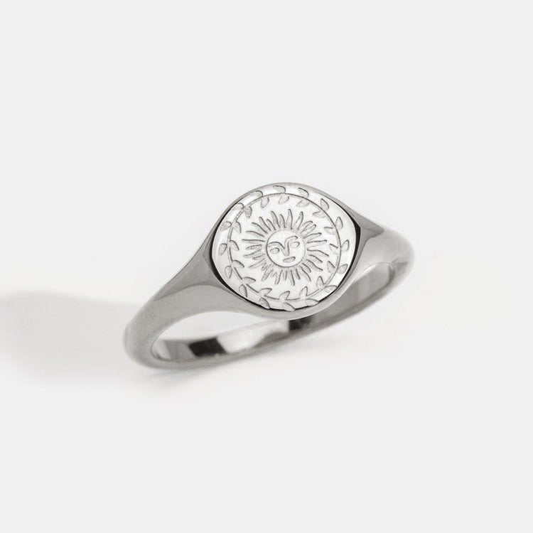 Silberring mit Sonnen-Emblem