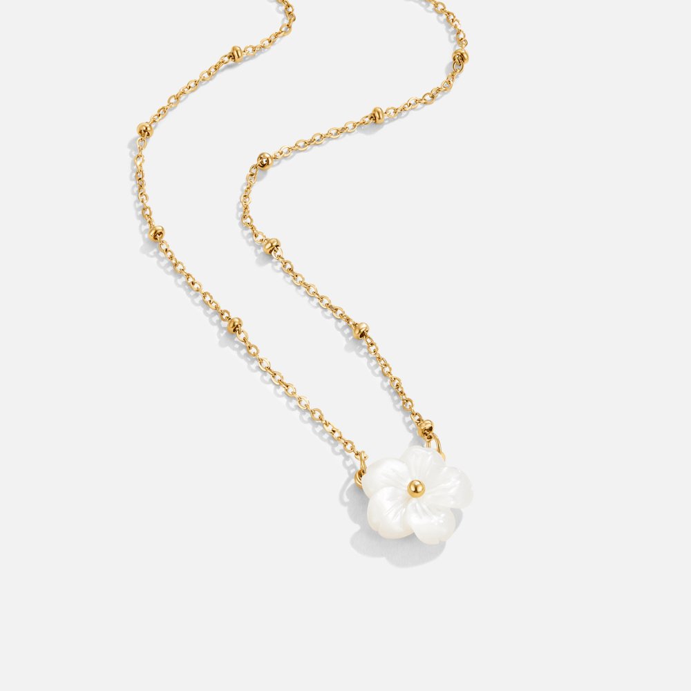 Goldene Halskette mit Weißer Blütenanhänger