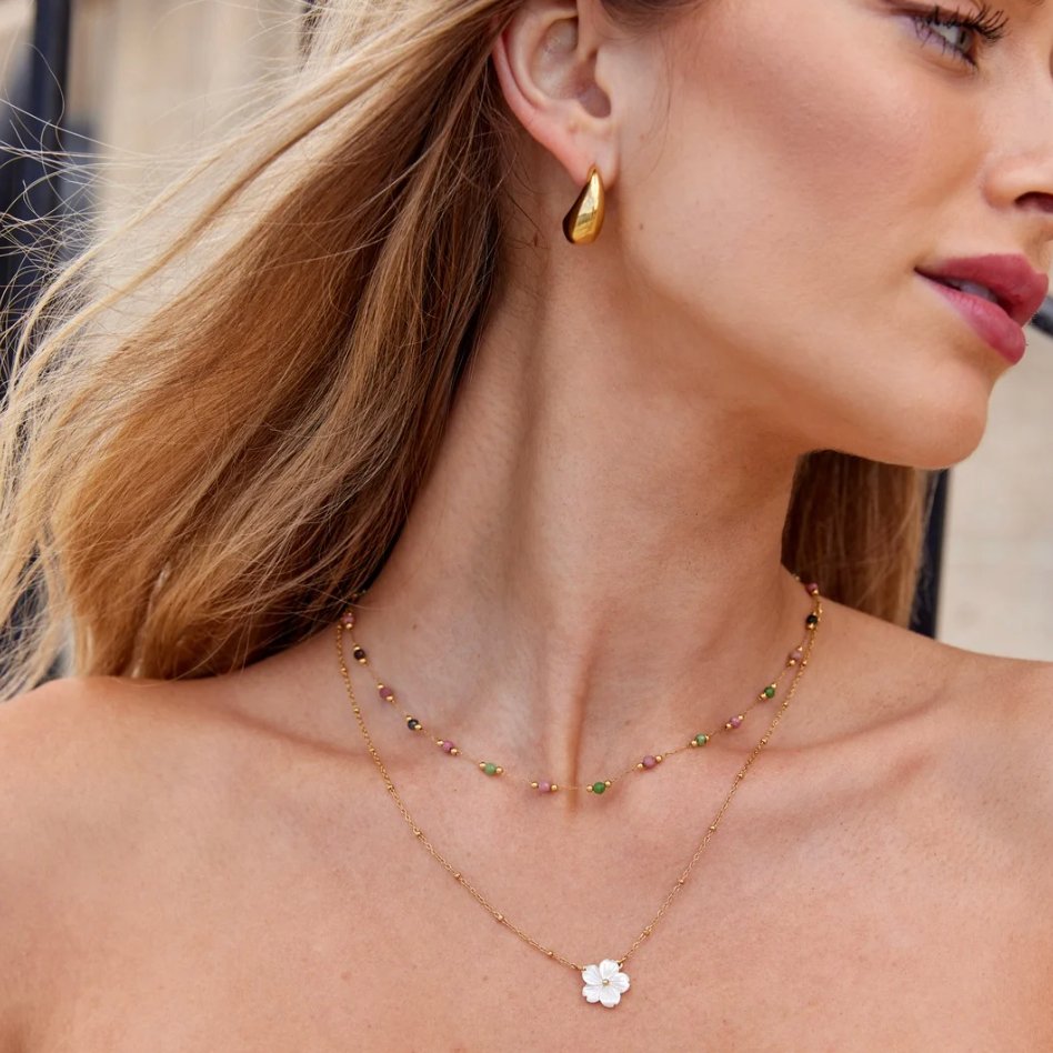 Goldene Halskette mit Weißer Blütenanhänger