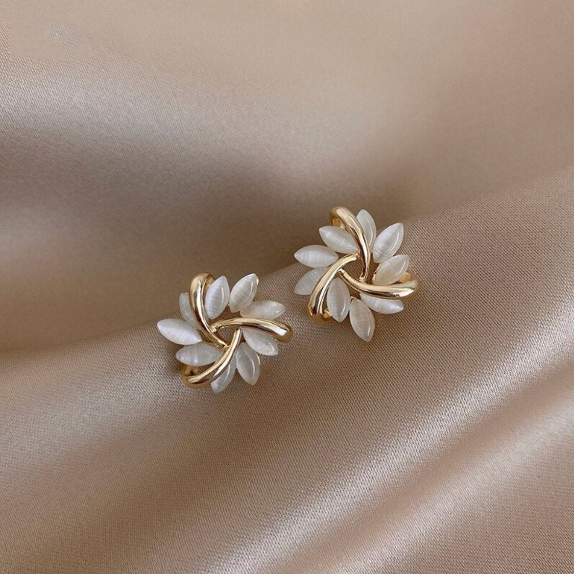 Elegantes Set aus Blüten- & Geometrischen Creolen