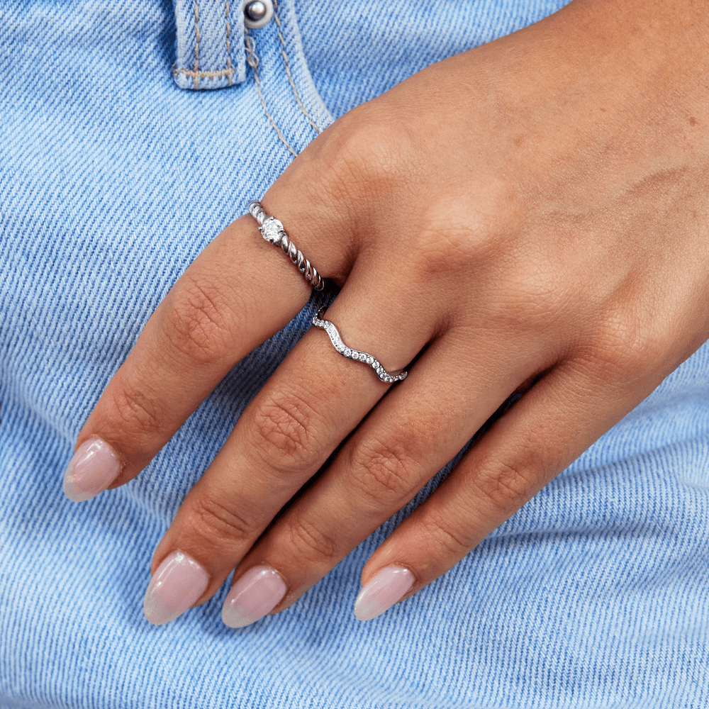Eleganter Wellenring mit Kristallen