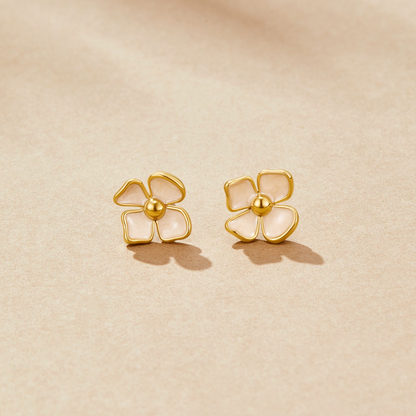 Zarte Blüten Ohrstecker in Gold