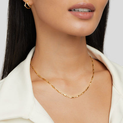 Goldene Halskette mit Gliederdesign