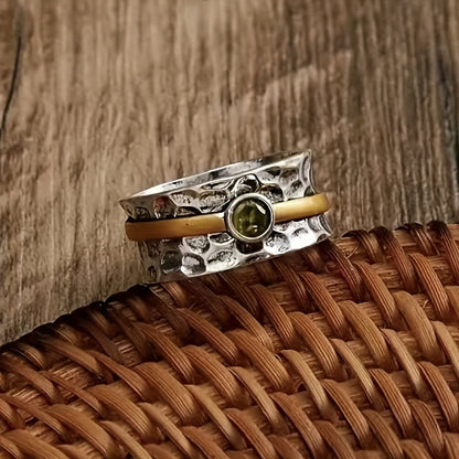 Rustikaler Zirkonia-Ring mit grünem Stein