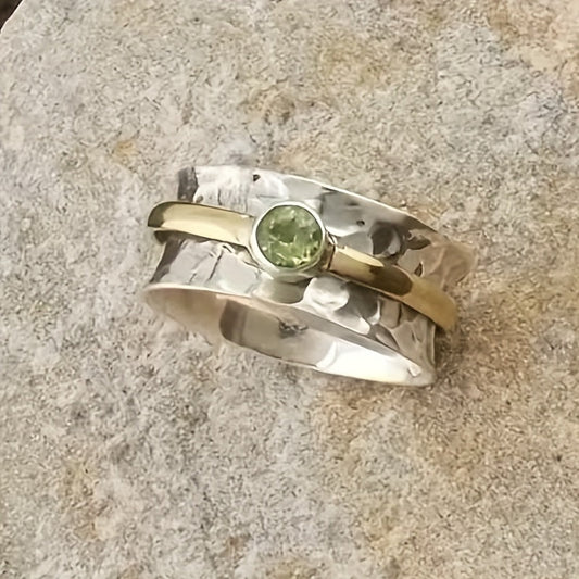 Rustikaler Zirkonia-Ring mit grünem Stein