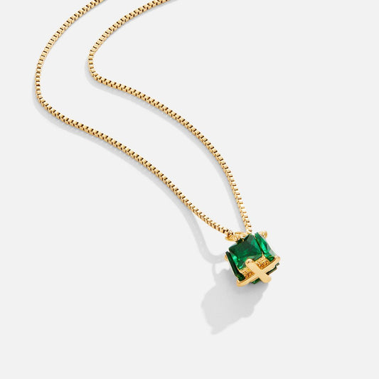 Goldene Halskette mit Smaragdwürfel-Anhänger