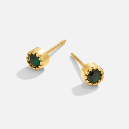 Goldene Ohrstecker mit grünem Edelstein