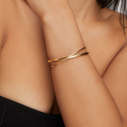 Goldener Twist-Armreif