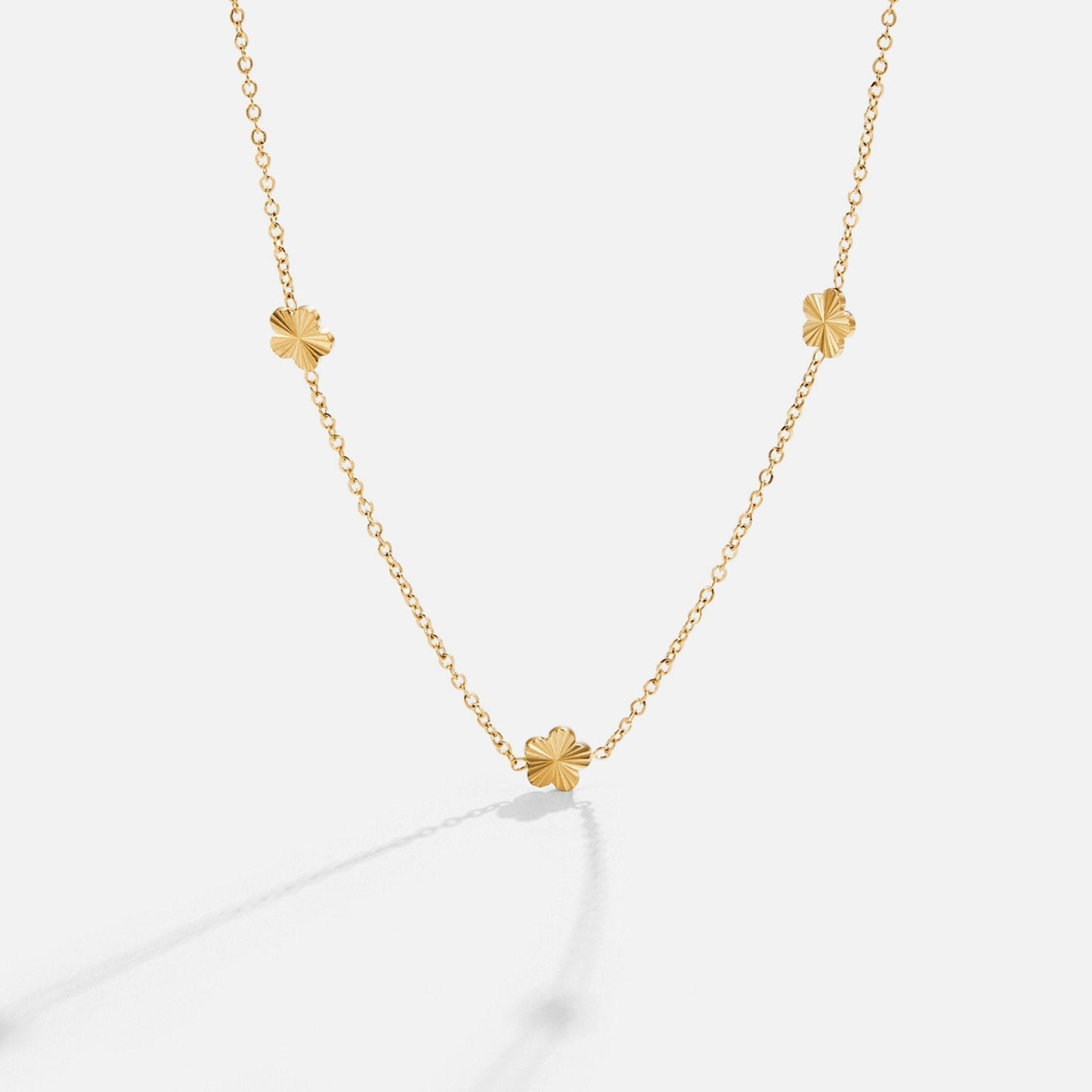 Goldene Halskette mit Kleinen Blumenanhängern