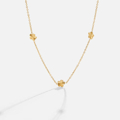 Goldene Halskette mit Kleinen Blumenanhängern