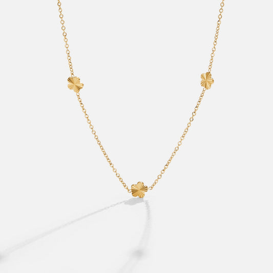 Goldene Halskette mit Kleinen Blumenanhängern