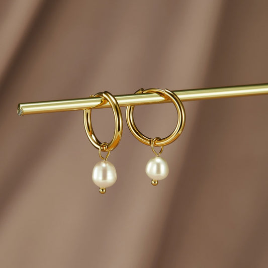 Goldene Creolen mit Süßwasserperlen
