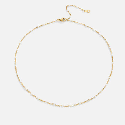 Zarte Goldkette mit weißen Perlen