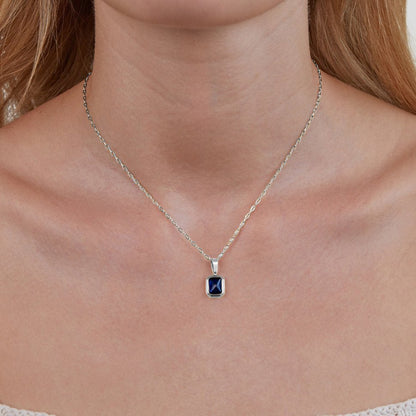 Strahlende Halskette mit Ozeanblauem Kristall